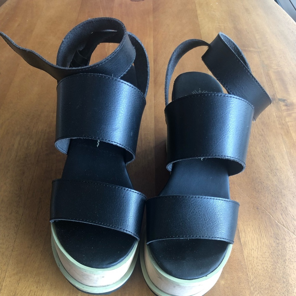 Free people block wedges